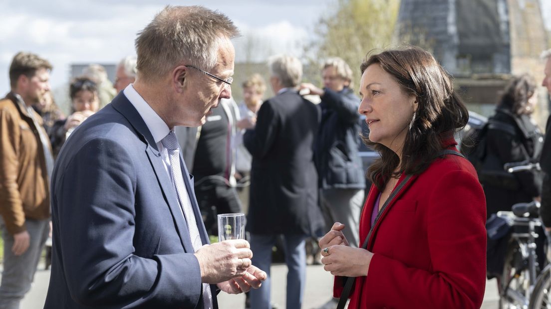 SP-Kamerlid Sandra Beckerman in gesprek met commissaris van de Koning René Paas in Garmerwolde