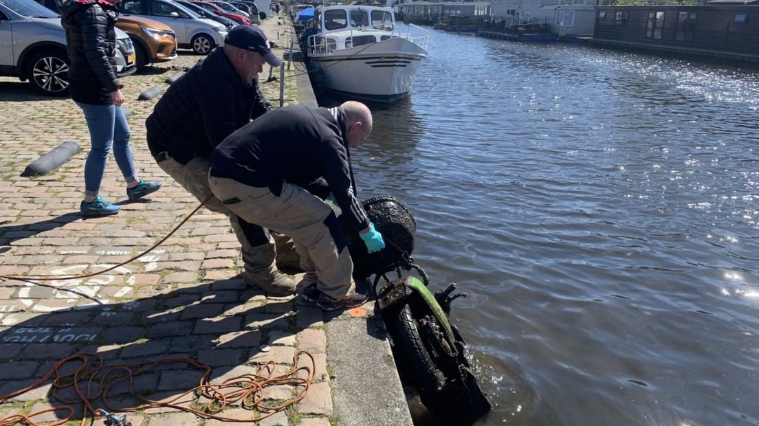 Emile en Rick trekken de scooter uit het