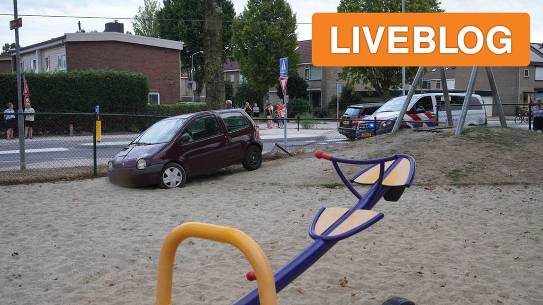 In Beuningen reed een auto een speeltuin in.