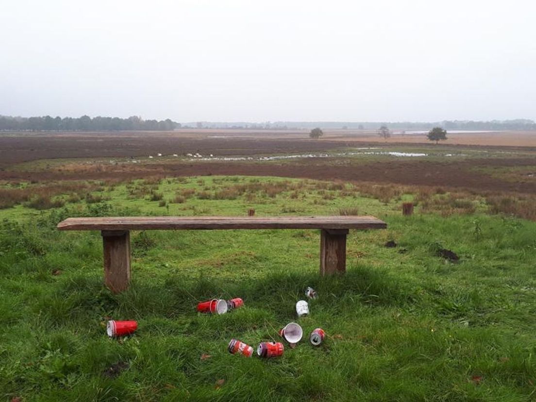 Meer bekers, blikjes en zakdoekjes in de Drentse natuur