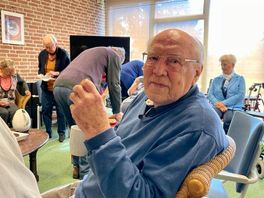 Hoogeveense ouderen uit isolement getrokken: 'Ik ben ontvoerd, maar het bevalt goed'