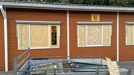 Man slaat 102 ruiten kapot van bedrijfsverzamelgebouw; politie gebruikt stroomstootwapen