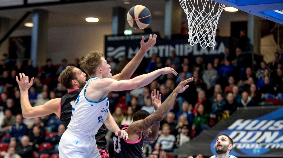 Kjeld Zuidema vecht onder de basket met speler van Feyenoord