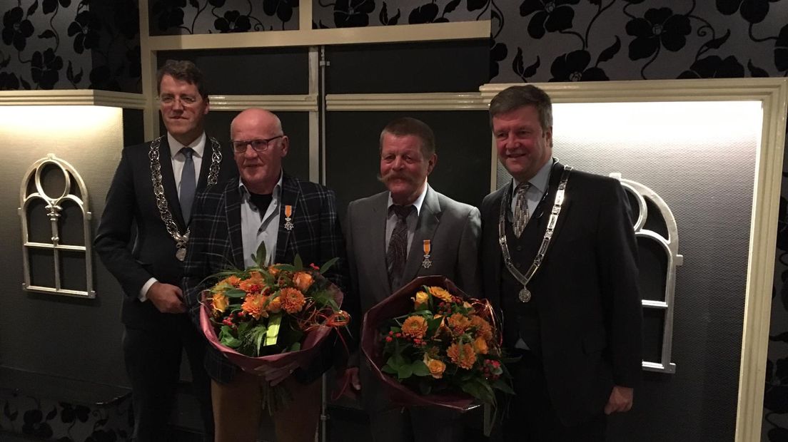 De twee mannen krijgen beide een lintje (Rechten: gemeente Coevorden)