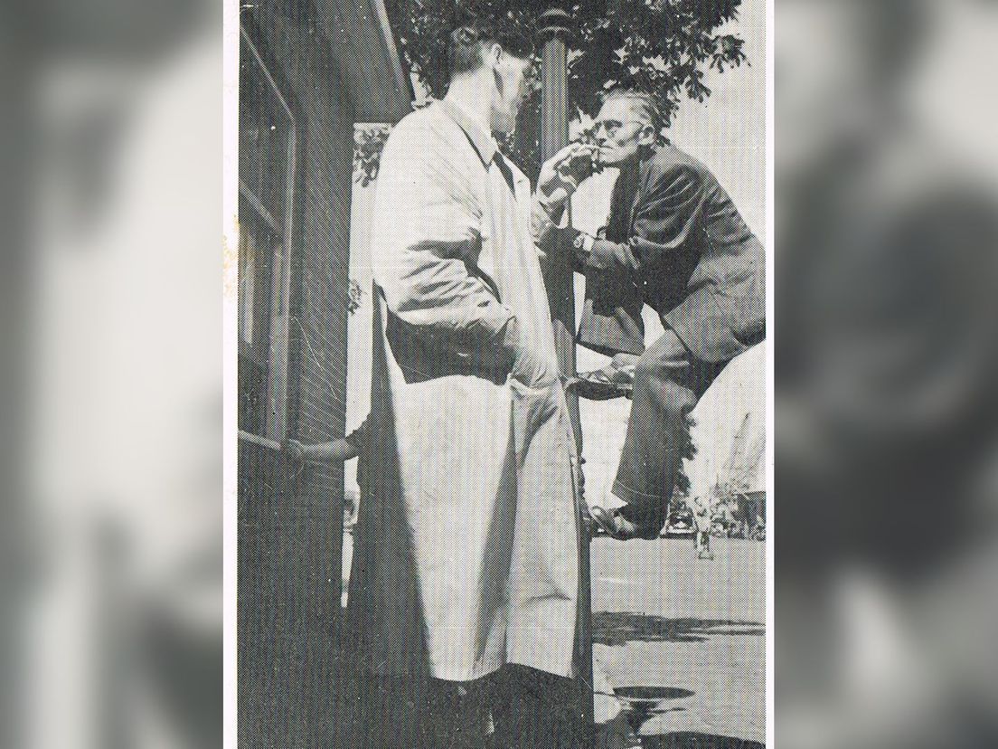 Een andere ansichtkaart van Rijn, met daarop hij en zijn vader