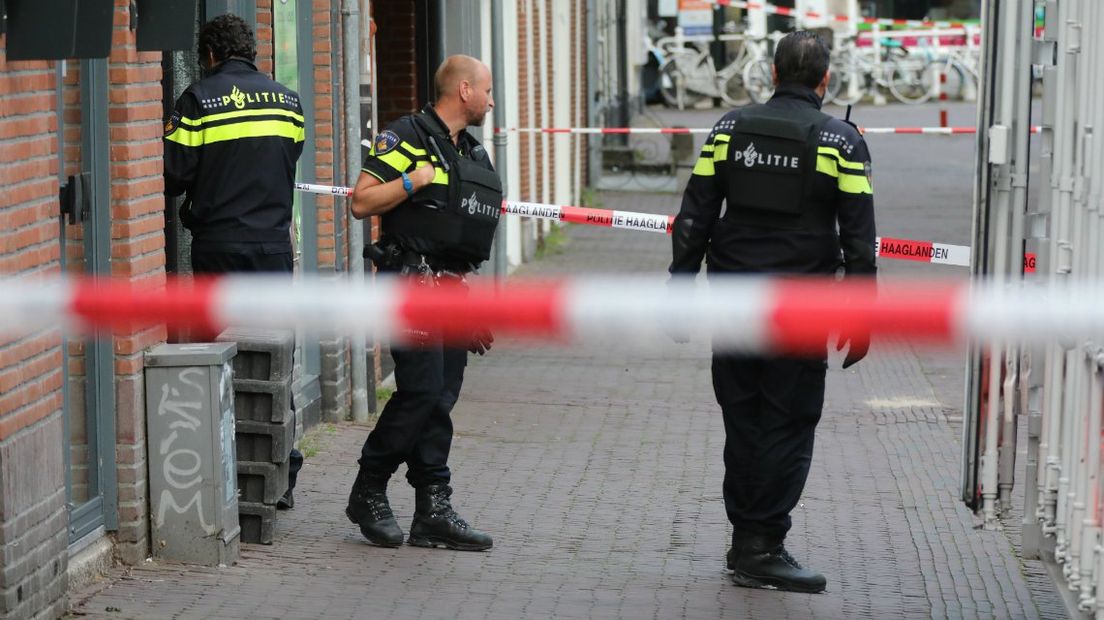 De politie heeft een heel gebied afgezet met linten.