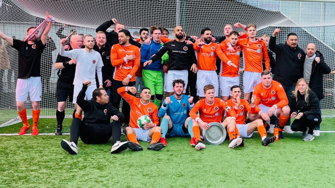 De selectie en staf van FC Lewenborg vieren de titel in de derde klasse C