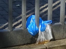 Na elke marktdag in Rotterdam blijven zakjes poep en pies achter: 'Het is te ranzig voor woorden'