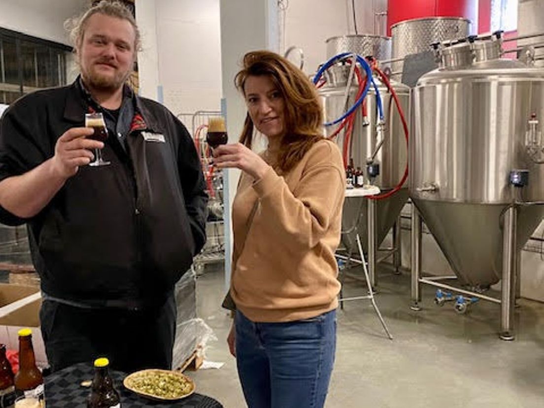 Ruben Krommenhoek van stadsbrouwerij Vet & Lazy en Jeanette Verdonk van Blue City proosten op de komst van een nieuw terras voor circulaire biertjes