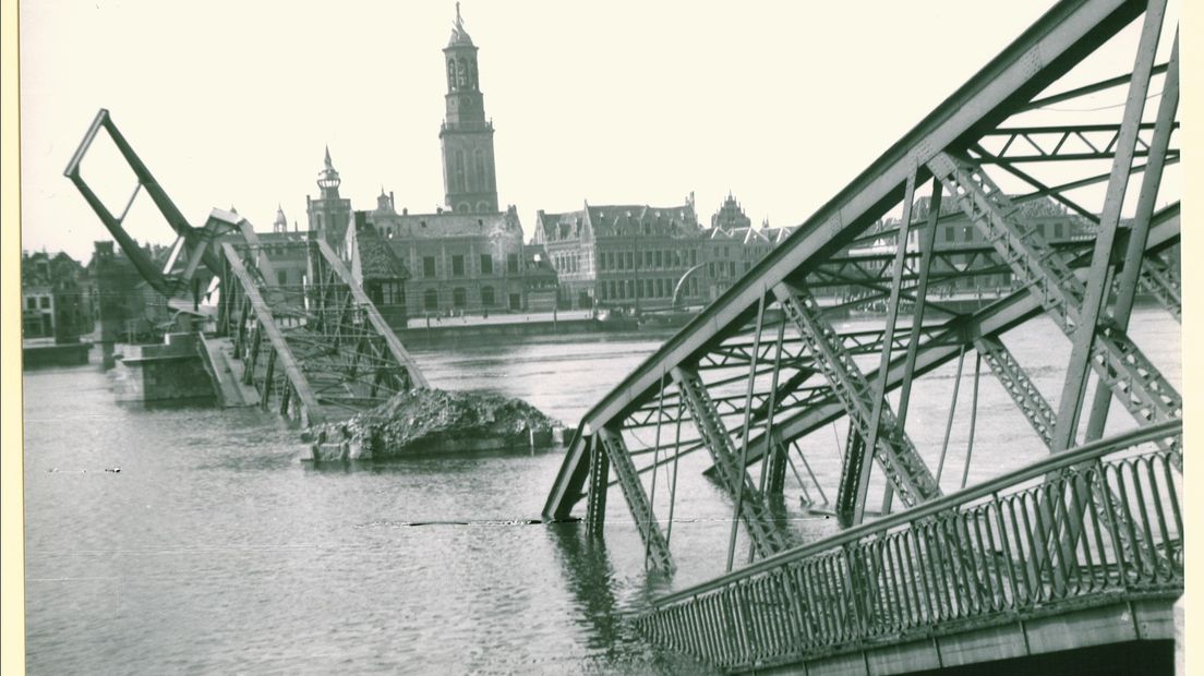 Kamper Stadsbrug in puin