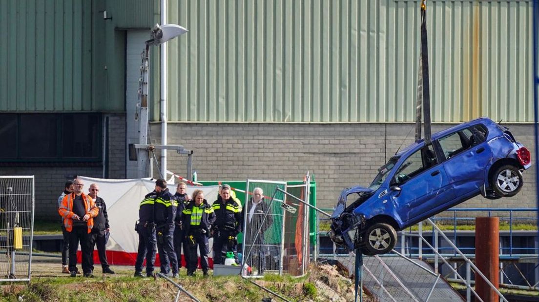 De auto is inmiddels boven water