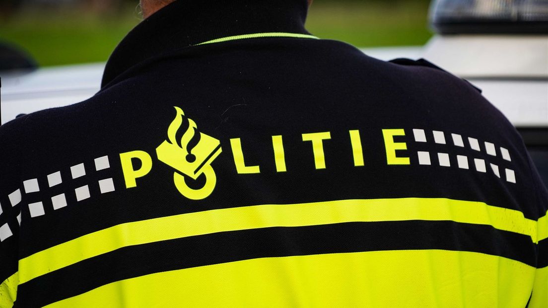 Politieagent op rug
