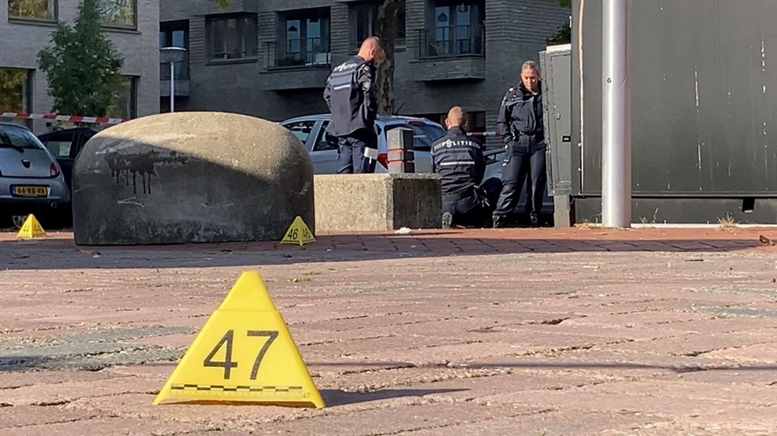 Agenten doen woensdagochtend sporenonderzoek bij Big Mo's.