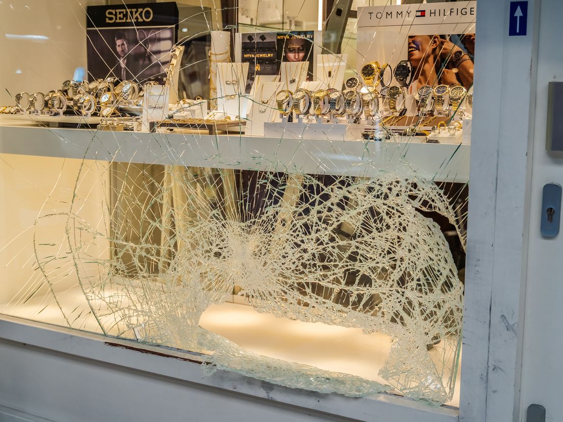 Inbrekers slaan het glas in bij de juwelierswinkel