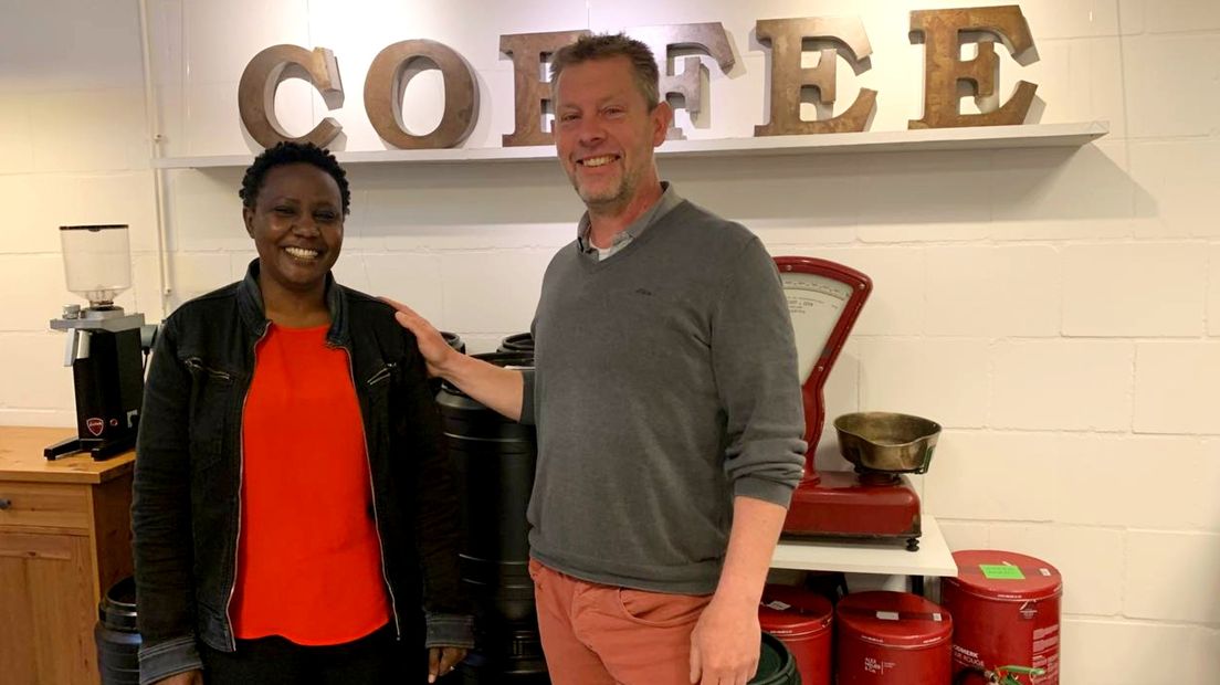 Dorothy Ngarina en haar man Harro in hun zaak in Leek