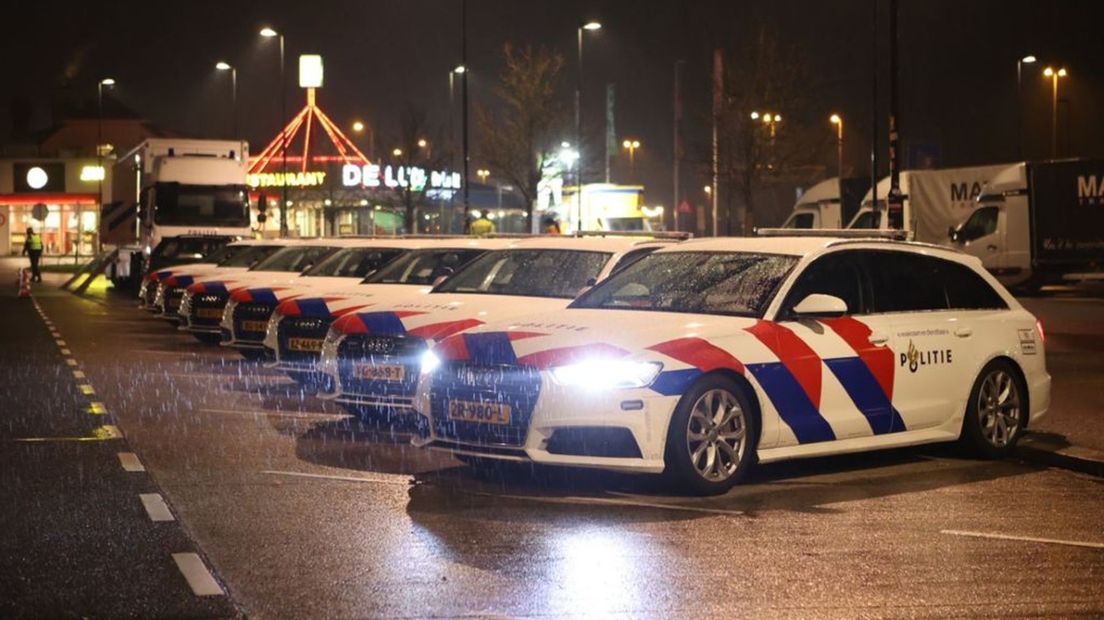Een grote politiecontrole op de avondklok in Zaltbommel.