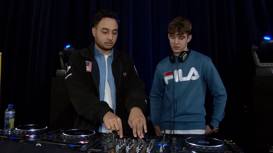 DJ Jailo leert de fijne kneepjes aan DJ Timo