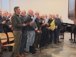 'Nu al kippenvel, hoe zal het 5 mei klinken?': Rouveen loopt uit voor repetitie Grootste Vrijheidskoor van Nederland