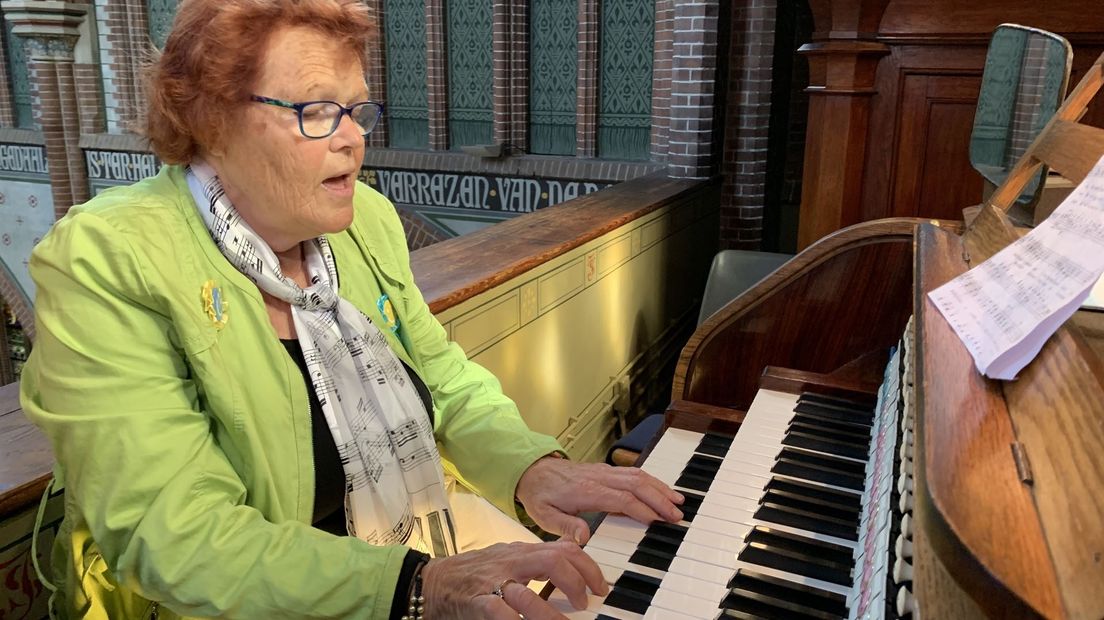Lenie Kiewiet achter het orgel