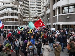 Demonstratie tegen coronamaatregelen voor gebouw Tweede Kamer