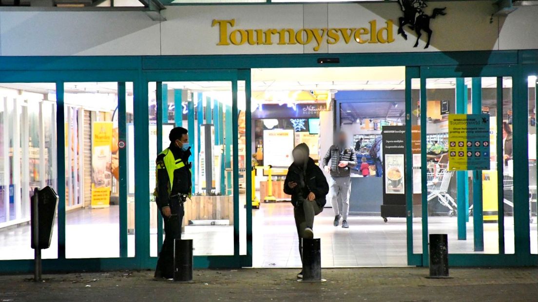 Rond winkelcentrum Tournoysveld in Woerden waren kort voor de start van de avondklok enkele jongeren op de been.