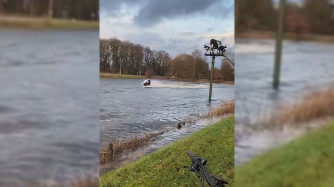 Met de waterscooter over een ondergelopen weiland crossen