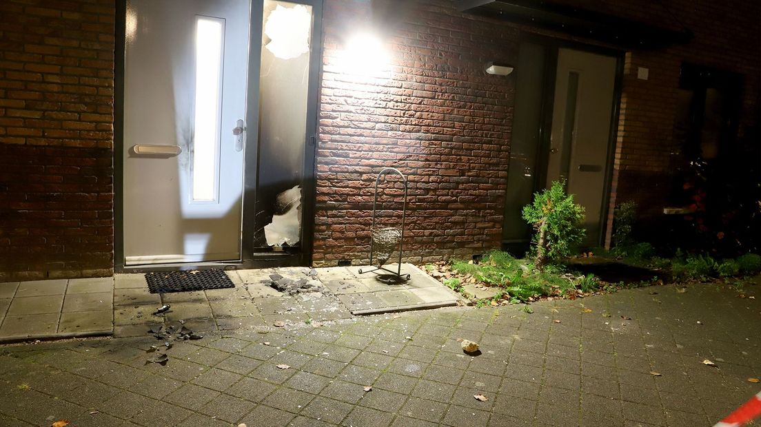 De ruit naast de  voordeur raakte beschadigd door de molotovcocktail.