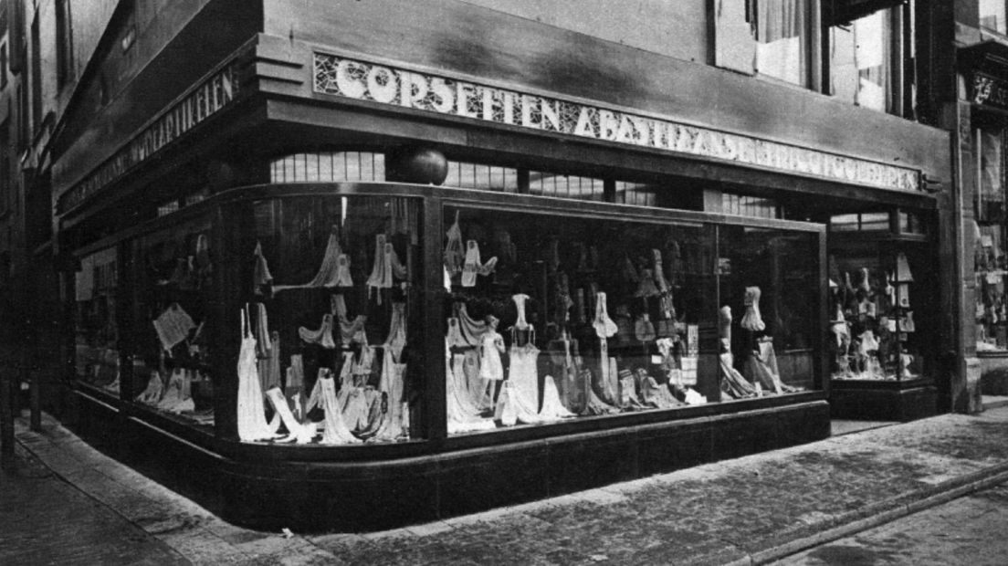Corsettenwinkel Bastiaanse in 1929, op de hoek van de Oudegracht met de Hekelsteeg.