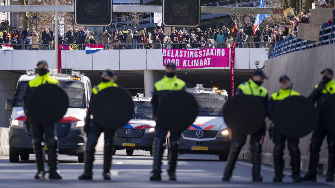 De ME tegenover demonstranten op de Utrechtsebaan, honderden sympathisanten kijken vanaf de tunnel toe
