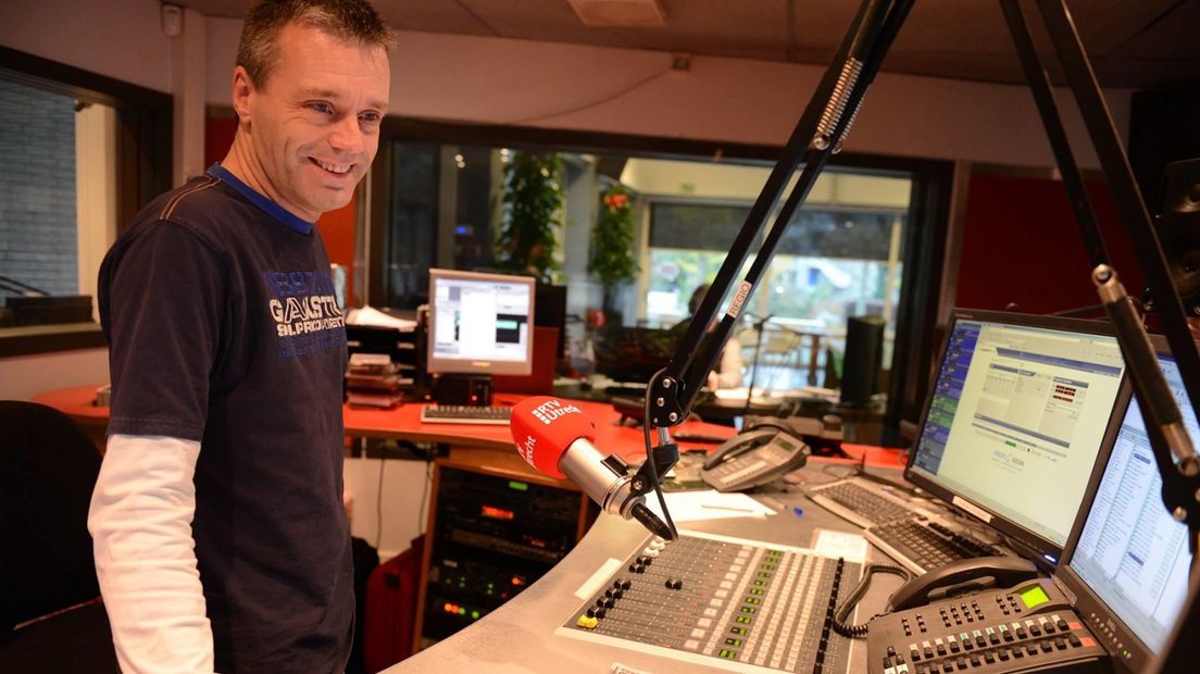 Christian Leibbrand aan de knoppen bij Radio M Utrecht.