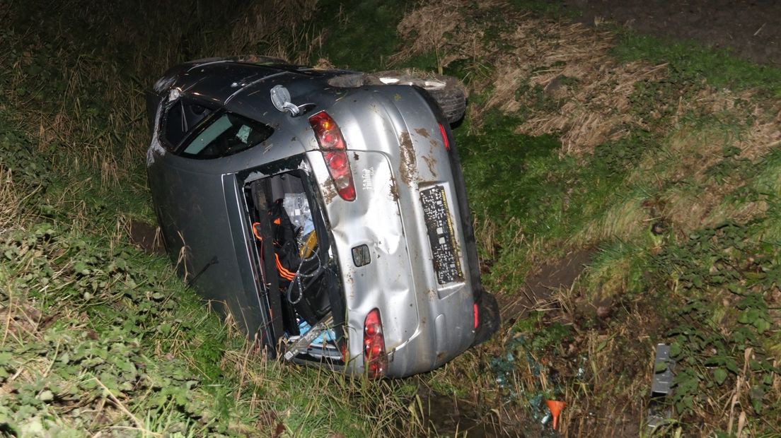 Auto in de greppel in Oud-Vossemeer