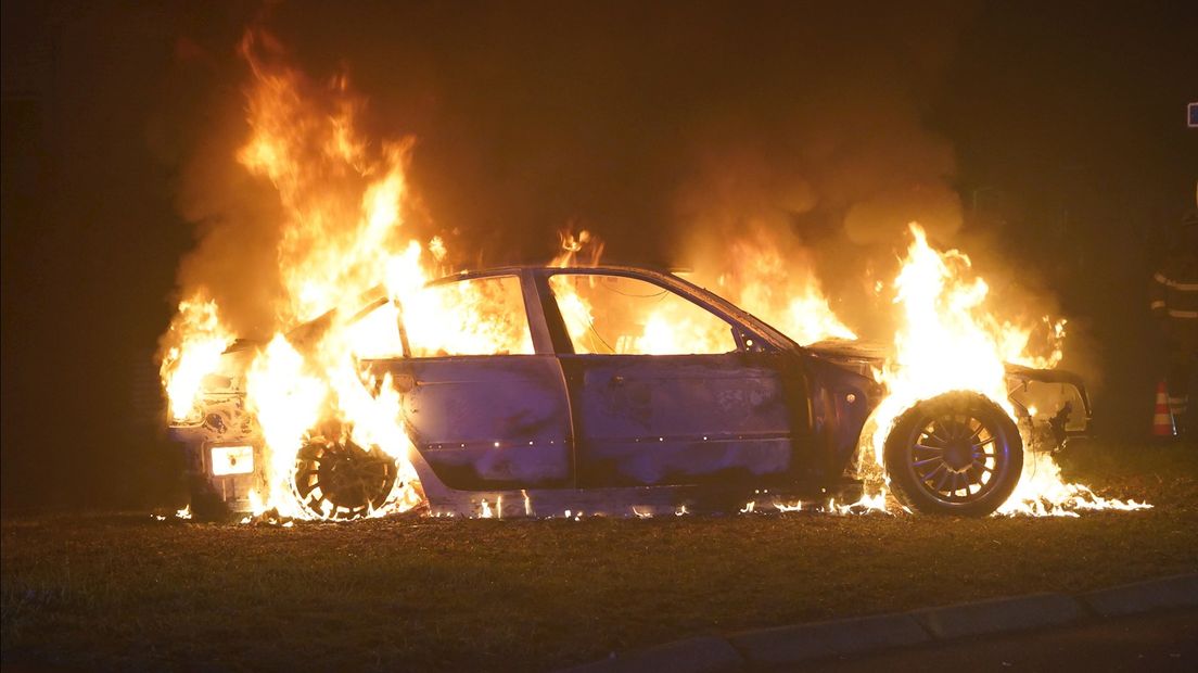 Auto in brand gestoken in Dedemsvaart