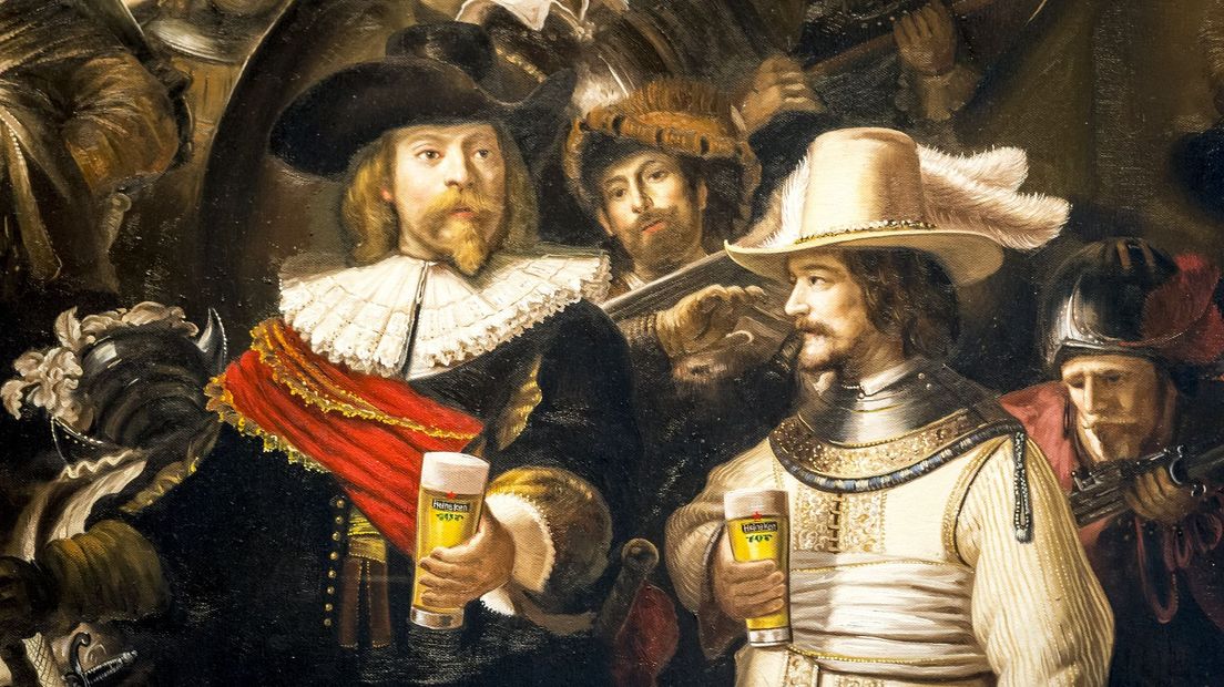 Een detail van het schilderij van de 'Nachtwacht' in de Heineken Experience in Amsterdam, een museum over het biermerk en de brouwerij.