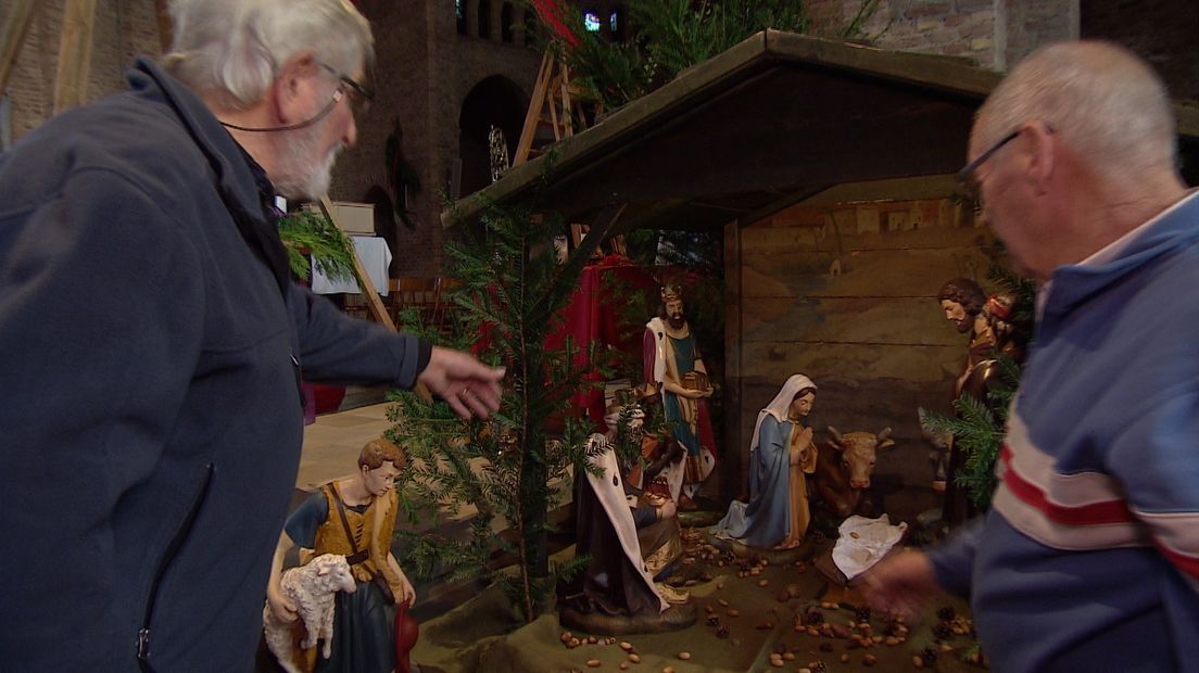 Voor de laatste keer de kerststal opbouwen (video)
