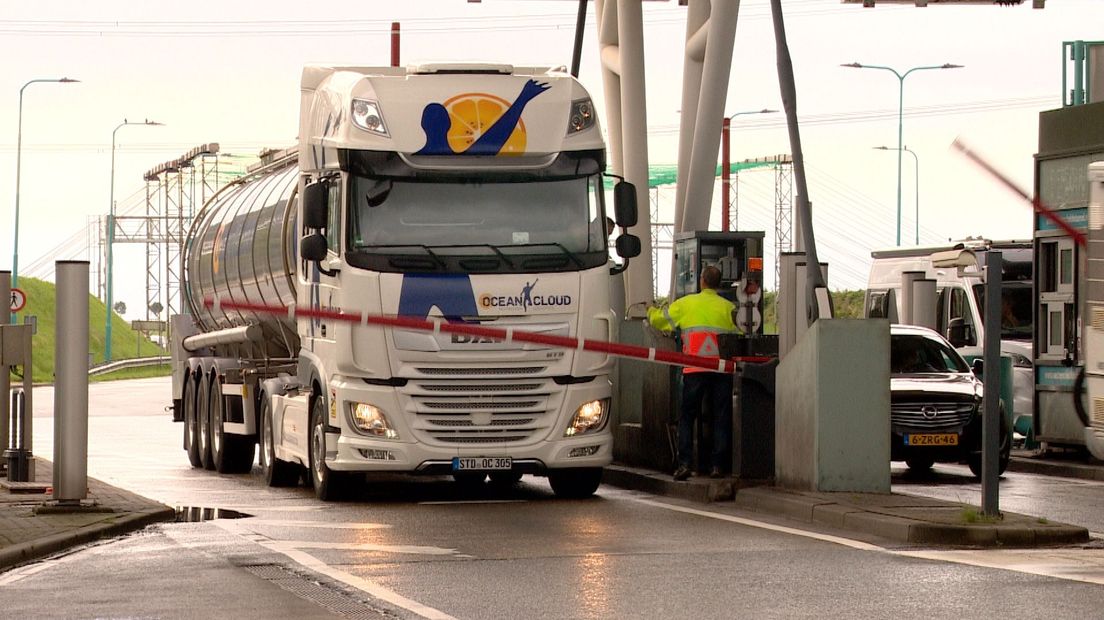 Vrachtwagen bij Westerscheldetunnel
