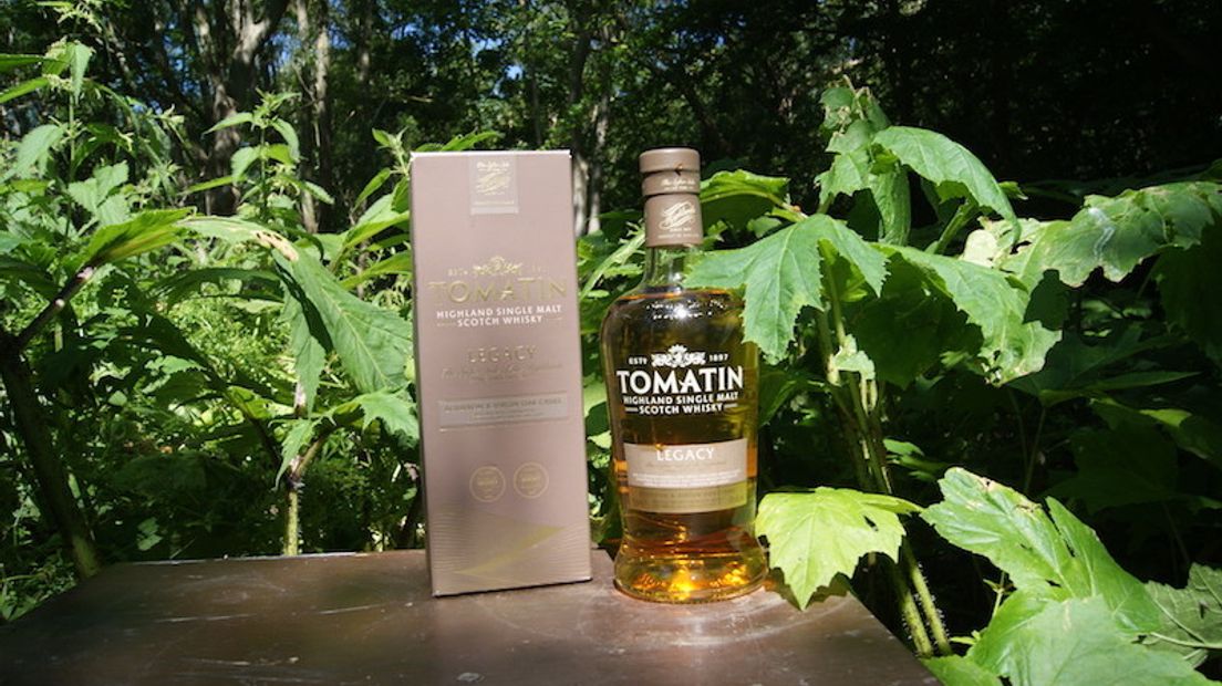Deze fles whisky is voor de Vlissinger die nog een reuzenberenklauw weet te vinden in het Westduinpark