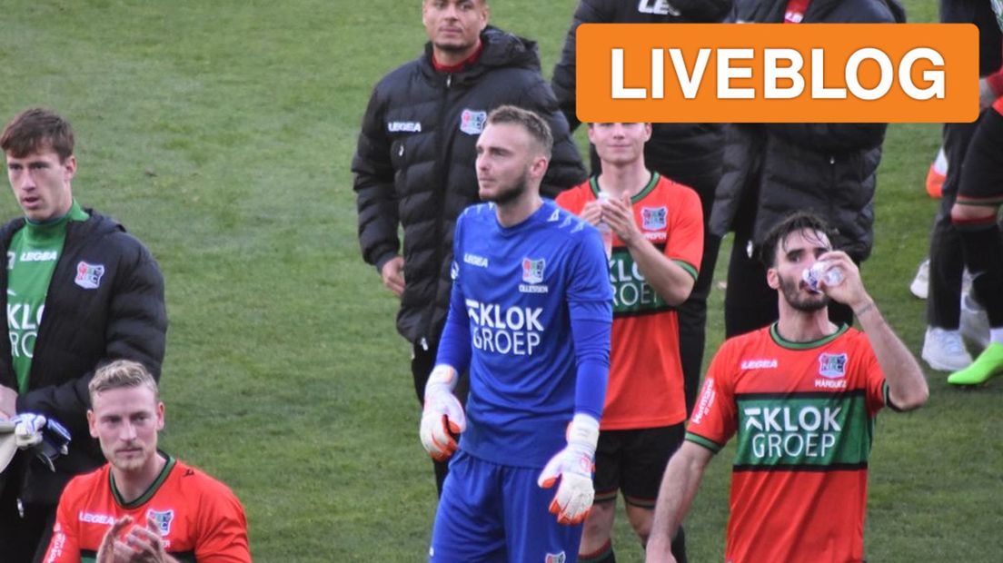 De spelers met Jasper Cillessen in het midden vieren de zege