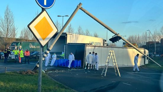 Lange files bij Nijmegen door gekantelde vrachtwagen