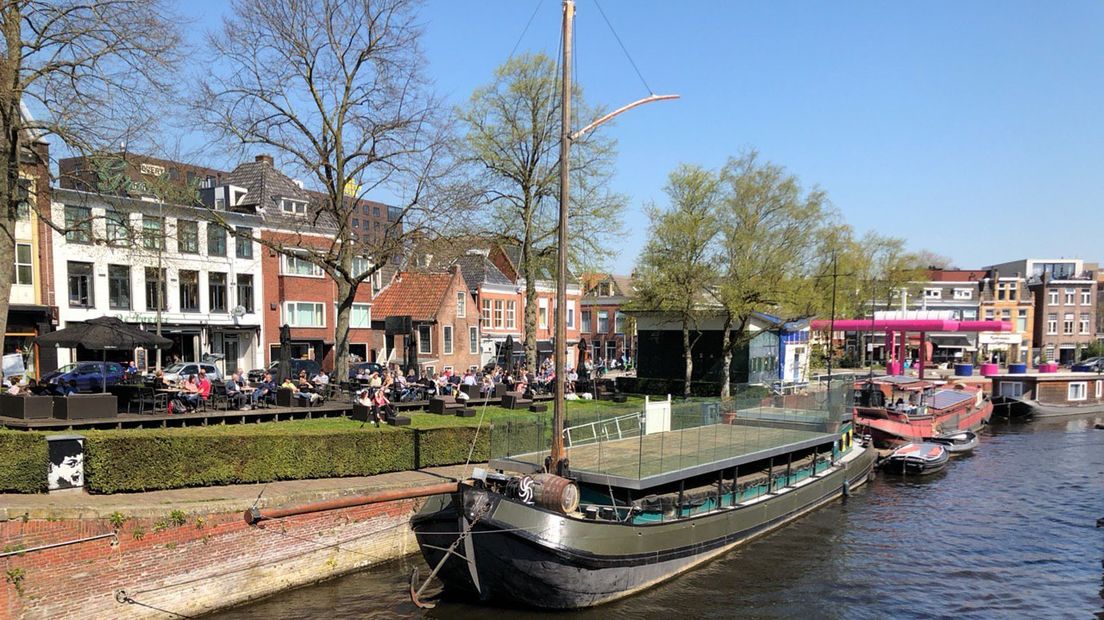 De stoelen en tafels zijn intussen van de boot verdwenen