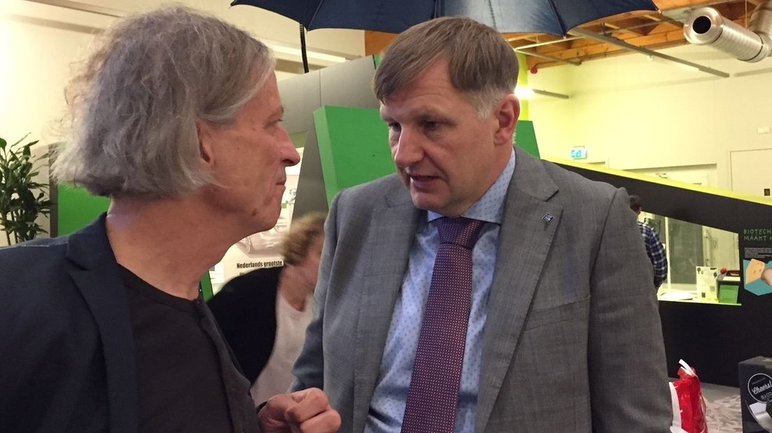 Jon Sletten in gesprek op zijn afscheidsreceptie.