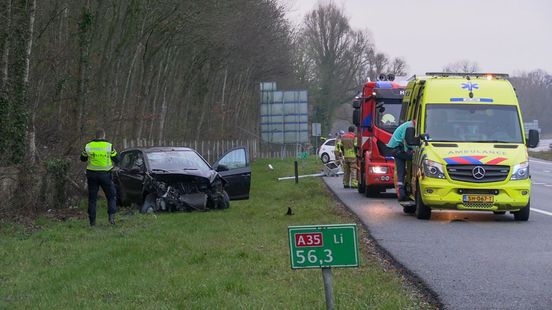 112 nieuws: Consternatie in woning Hengelo | Auto stort net niet van viaduct na ongeluk.