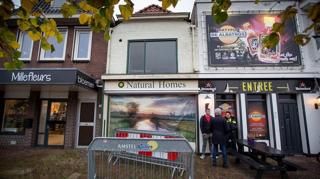 Ook het door de familie gehuurde winkelpand in Zwartsluis wordt door de politie onderzocht