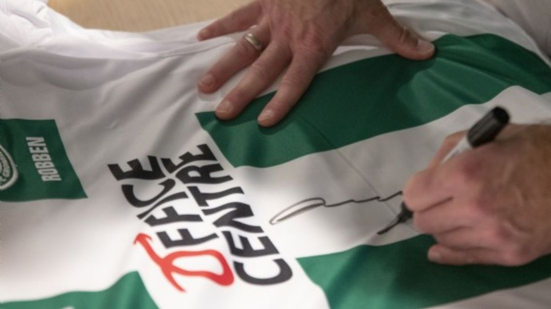 Arjen Robben signeert een van de shirts