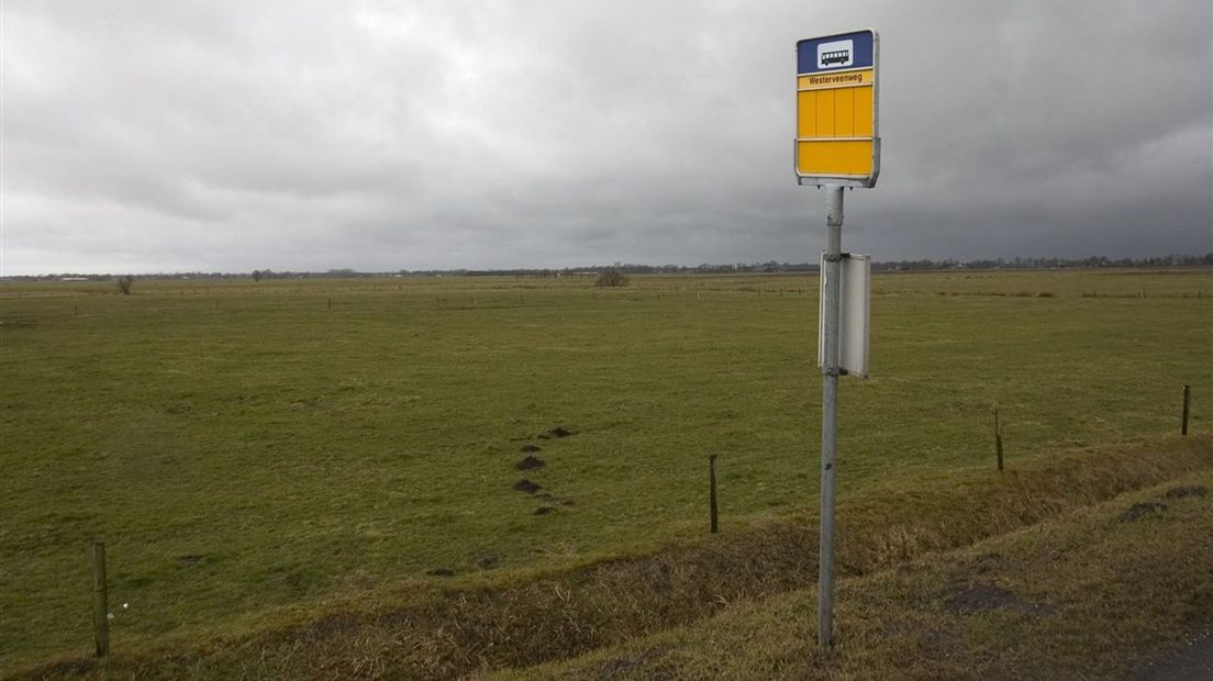 Een bushalte op het platteland van Twente, in Westerhaar.