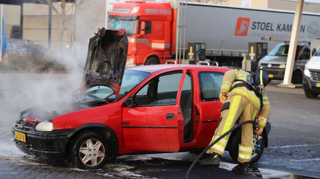 De auto vloog bij een tankstation in brand