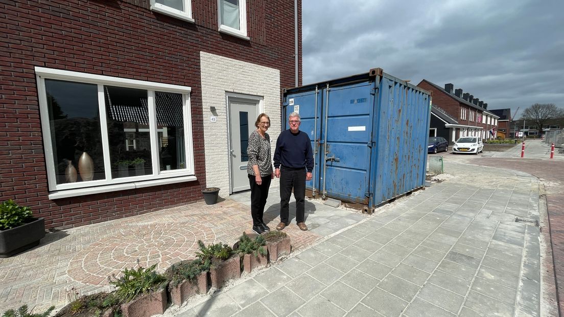 Ina en Gabe Douwsma uit Appingedam. Terwijl zij wachten op een overkapping, hebben ze tijdelijk een blauwe container naast hun woning