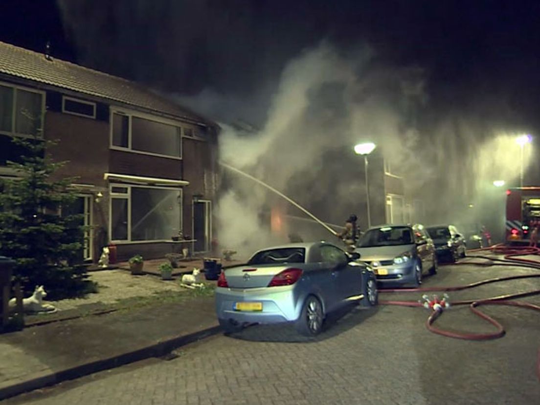 De fatale brand in Hellevoetsluis. Justitie kan de verdachte nog niet aan deze brand linken.