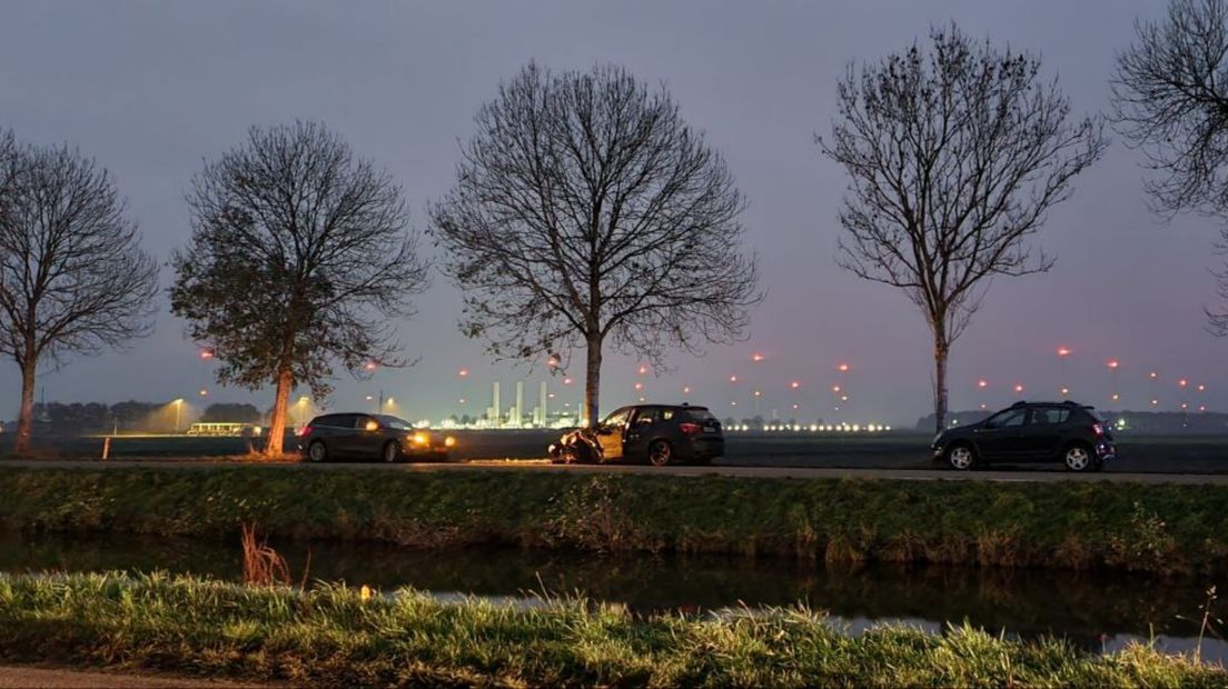 Door de botsing liepen beide auto's schade op