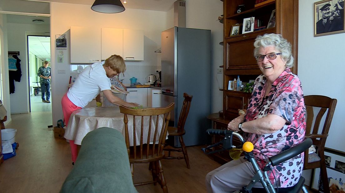 Mevrouw Blommaert in haar nieuwe appartement
