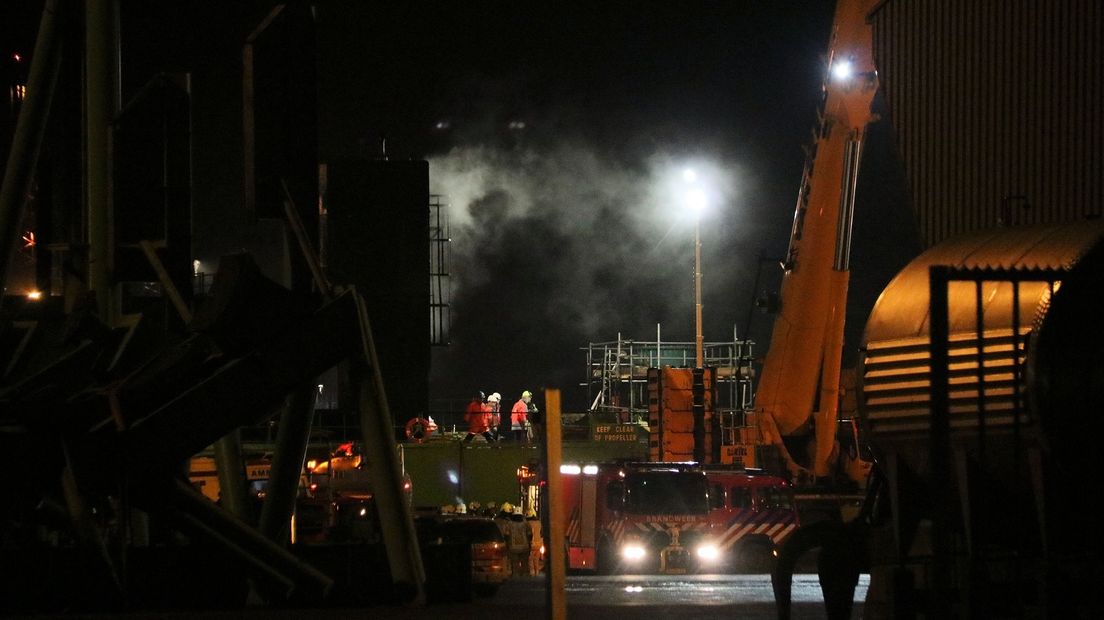 De brand brak uit in de machinekamer van een schip dat lag afgemeerd in havengebied Vlissingen-Oost.